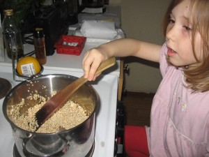 Alma revolviendo el quinoa