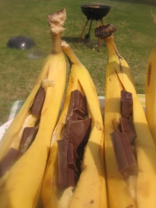 Como se cortan las bananas y se pone el chocolate