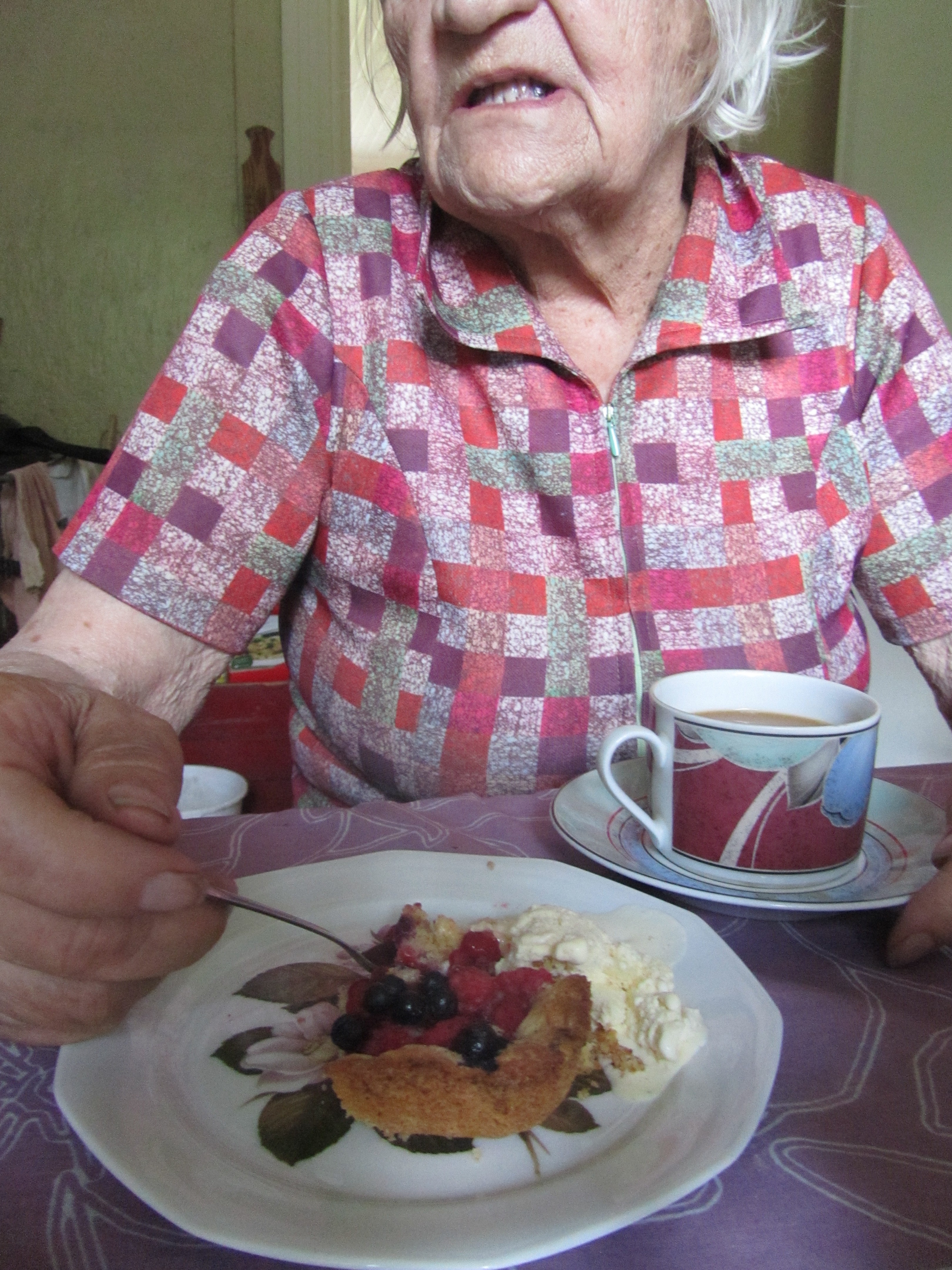 La bisabuela Rauni comiendo la tarta